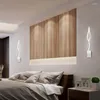 Lampa ścienna LED Nordic Prosta fala kreatywna 2,4G Trójkolorowa temperatura zdalne sterowanie łóżkiem Dekoracja