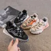 Sneakers vår sommar barn sportskor pojkar flickor andas av mesh färg matchande klumpig baby mode mjuk promenad 231117