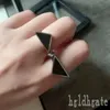 Anillos de diseñador de hiphop formas triangulares anillo de amor para mujeres esmaltes de moda modernos tienen accesorios de anillo plateado pulidos brillantes bonito zb040 f23