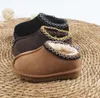 Pantoufles Tasman pour enfants en bas âge Uggies Braid Tazz Sandales Chaussures pour bébé Diapositives en fourrure de châtaigne Peau de mouton Shearling Classique Ultra Mini Boot Mules d'hiver Australie DF362