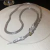 Le créateur de collier classique offre aux femmes un collier de clavicule en forme de serpent incrusté de diamants en laiton avec une sensation personnalisée et haut de gamme en gros et au détail