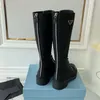 2023 Designer de luxo Botas de bolso Martin Boot Botas de borracha até o joelho Sapatos com cadarço Couro brilhante Moda Confortável Casual Bota quente