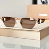 2024 novos óculos de sol de designer popular para mulheres senhoras óculos retrô uv400 lentes protetoras de metal quadrado estilo 53W com letras pernas laterais simples óculos de sol vidro legal