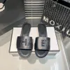 Kanaal multolors c 23p slippers muilezels schuif slip sandaal zomerschoenen chanl flip flops mode flats in reliëf signature letters twin lederen platte schuifregelaars sandalen