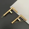 Stift broscher europeiska designer klassisk bokstav guld plätering brosch hårklipp kvinnor smycken tillbehör fin present trend 231118