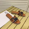 Designer famoso Chinelos de marca de luxo Natural Pele de carneiro Sandálias femininas Moda Sapatos baixos ao ar livre Slides femininos Chinelos de praia