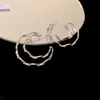 Ciondola il lampadario Moda Hollow Wave Orecchini a cerchio a forma di C per le donne Colore argento Metallo Dichiarazione Gancio Orecchino Boucle Oreille Regalo di gioielleria raffinata