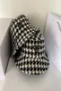 2022 Ny toppdesigner kvinnor breda brim hattar kvinna hattar party casual houndstooth strand semester sunhat ull stickning svartvitt 5626528