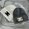 Moda versione coreana Designer invernale Cappello lavorato a maglia in pelliccia di coniglio Lettere unisex Snapback Berretto in lana calda per uomo Donna