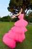 Fuchsia Hot Pink High Low Prom -klänningar Stropplösa Tiered Tulle Evening Celebrity Dress 2023 Luxury Puffy Long Pageant Dress for Women