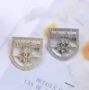 Classique Designer Marque Double Lettres Broches Plaqué Or 18 Carats Incrustation Cristal Strass Bijoux Pin Unisexe Mariage Fête De Noël Cadeau Accessoire