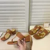 2022 Zapatillas de tacón grueso de diseñador de lujo para mujer, sandalias, decoración clásica con remaches, ropa cómoda y hermosa