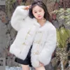 겨울 모방 모피 코트 소녀 재킷 2024 신선하고 달콤한 흰색 코트 어린이 의류 진주 버튼면 최고 트렌드 코트