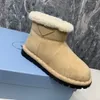 Designer Snow Boots Nya skidstövlar Triangel Etikett Wool Foder Suede Ankle Boots Päls på läder tjocka botten Vinter varma skor A5RS#