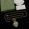 Collana con pendente a forma di fragola in stile più venduto, materiale in ottone vintage, collana di design di lusso con zirconi incrostati, regali, commercio all'ingrosso