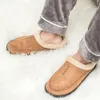 Pantofole da uomo nere in pelle scamosciata invernale calde pantofole da interno impermeabili scarpe da casa in pelliccia di velluto lavorate a maglia 231117