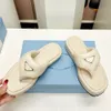 Prado Topquality ayakkabıları tanga yastıklı nappas deri yumuşak evlilik sandaletleri 1yz04 emaye metal üçgen ünlü tasarımcı kadın sandal flipler plaj sandaletleri slipp