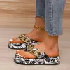 Slippers Damesplatform Flip Slider Zomer nieuwe graffiti metalen ketting decoratie wedge slider Damesstrandschoenen Plus size 231118