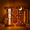 램프 음영 정의 이름 벽 장식 LED 벽 램프 26 별을 가진 문자 중공 부부를위한 달 아기 아이 침실 개인 나무 빛 230418