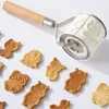 Pişirme Kalıpları Yükseltilmiş kabartma pimi 32 kurabiye kalıp ile kazınmış 3D kabartmalı silindir bisküvi kesici karikatür desenleri için