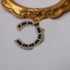 有名なデザインブランドLuxurys Desinger Brooch Women Rhinestone Rope Pearl Letter Brooches Suit Pin Fashion Jewelry Clothing Decoration High Quality Accessories