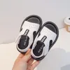Sandálias preto verão garoto esportivo sandálias infantis de fundo macio não deslizam de pé bege garotas de praia casual calçados calçados de apartamento g04112 230417