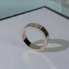 Luxurys Designers Band Rings Moda Menina Mulheres Titânio Aço Gravado Padrões de Carta Amantes Jóias Jóias Estretas Ring F9VS#