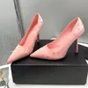 2023 Sapatos femininos sapatos de sapatos de saltos de sandálias Botas de festa de festa de festa de salto alto de salto alto luxo de couro vermelho liso de couro de trabalho