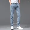 メンズジーンズ2023夏のブランドシンコットンストレッチフィットストレートカジュアルメンズボディライトブルー高品質の軽量ズボン