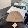 Luxuriöse Designer-Wollstrickmütze im Unisex-Stil für warme Herbst- und Winter-Freizeit. Neue modische Outdoor-Mütze zum Klettern und Skifahren
