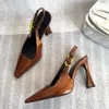 Cuir verni Bout pointu Slingback Dress Shoes Sandales de gladiateur Boucle de cheville Semelle extérieure en cuir 105 mm Escarpins à talon en fer à cheval Chaussures de soirée de luxe pour femmes