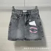 Jeans pour femmes designer Nanyou haute qualité 2023 printemps/été nouvelle petite poche parfumée rose broderie fleur taille polyvalente Denim jupe courte pour femmes YZ9J