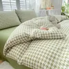 Sängkläder set Houndstooth Print grön gulrosa borstad polyester lakan täcke täcke kudde fyra stycken fjäderuppsättning m060 1 231118