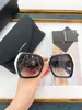 Nya fjärilsolglasögon D4377 Toppkvalitetsskyddsglasögon Titanstil Fodesdesign Kvinnor Box Solglasögon