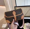 2023 Designers vrouw crossbody tas messenger Baguette handtassen geborduurde brief schouder portemonnees dubbele riem onderarm hobo