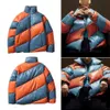 Designer Mens Down Parkas Wintercoat Outerwear Autumnwinter 2022 Magazine Matchande Spiral Color Blocked Imitation Läder mångsidig termisk isolering liten de