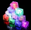 LED Cubetti di ghiaccio Bar Flash Cambiamento automatico Cubo di cristallo Accensione attivata dall'acqua 7 colori per regalo di Natale per matrimoni romantici