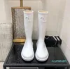 Luxurys Designer Bout carré Femmes Rainthick Talon Semelle épaisse Bottes longues Fashionmen Femmes Bottes en caoutchouc Nouvelles chaussures de pluie imperméables et antidérapantes