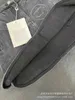 Designer de jeans pour femmes Shenzhen Retour Autocollant Broderie Lettre Fendue Plissée A-ligne Demi Jupe TRCG