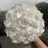 Flores decorativas decoração de pérola de buquê de noiva para o casamento de casamento de casamento de casamentos de cetim noiva e damas de honra acessórios de mão lindos românticos