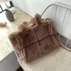 Sacs de soirée Mode Doux En Peluche Grand Sac Fourre-Tout Designer Panneaux Matelassé Femmes Sacs À Main De Luxe En Fausse Fourrure Épaule Big Shopper Sacs À Main 2023