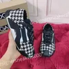 2023 Top Hot Fashion Shoe Designer Femmes en cuir Lace Up Sneakers Flat Sole Femmes Luxury Casual Chaussures