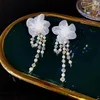 Pendientes colgantes de color blanco dulce color seda perla borla de la perla arete de boda de la boda para mujeres joyas de cebo floral coreano