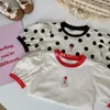 T-shirt 2023 Abbigliamento estivo per bambini Cute Wave Dot Piccola giacca fresca Coreano Squisito ricamo Orso Ragazza Baby T-shirt Abbigliamento per bambini P230419