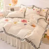 Yatak takımları Koreli düz renkli dört parça yatak etek fırfırlı set kız prenses çiçek nakış yorgan kapağı kawaii çarşafları dekor 231118