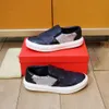 Scarpe firmate di lusso, scarpe rosse, scarpe sportive casual da uomo, qualità traspirante, pelle di vitello e fiori punteggiati di suola in gomma da uomo è molto bella.