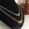 Collana Ism Collana Seiko T a ferro di cavallo con doppio anello. Ciondolo in edizione placcata spessa e versatile alla moda