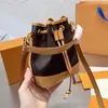 Brown Mini äkta läderdesignväskor Kvinnliga messenger väskor feminina mynt femme luxe fickor robusta snygga hinkväska dragskan stängning gratis låda