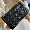 Moda omuz çantası tasarımcısı lüks kuzu derisi dokusu moda kraliçe logosu
