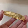 Vintage Bangle Van Clee Marka Tasarımcısı Bakır Damga Logosu Gazeteli Geniş Bileklik Kadın Mücevherleri Kutu Partisi Hediyesi